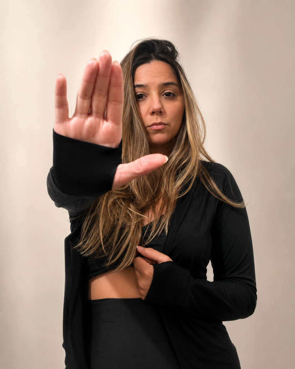 Blusa Fitness Feminina Manga Longa com Dedeira – Preta