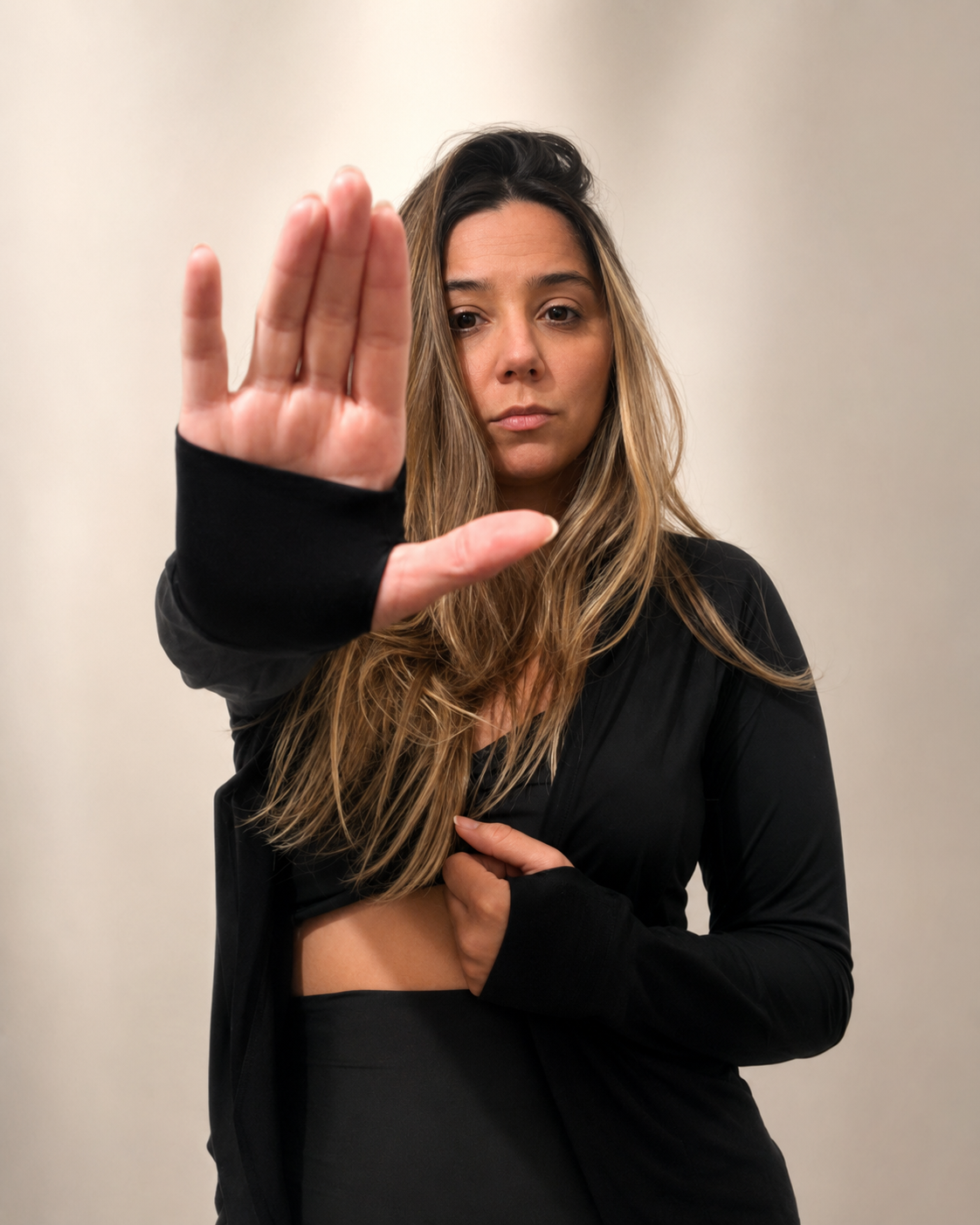 Blusa Fitness Feminina Manga Longa com Dedeira – Preta
