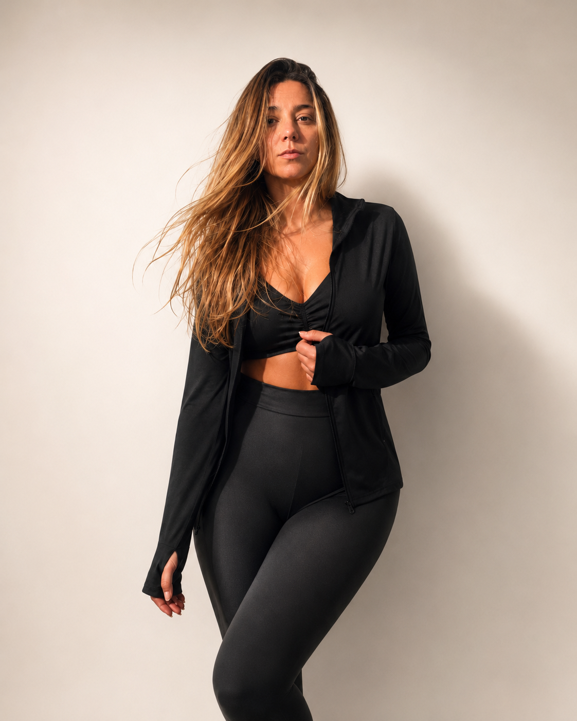Blusa Fitness Feminina Manga Longa com Dedeira – Preta