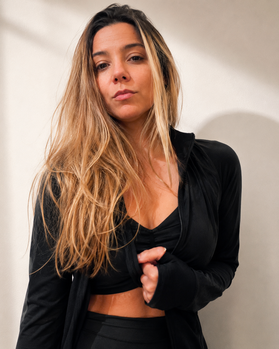 Blusa Fitness Feminina Manga Longa com Dedeira – Preta