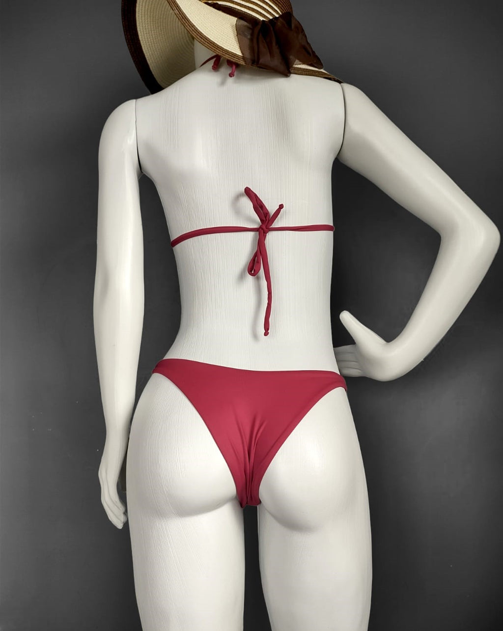 Biquíni cortininha cor marsala com calcinha asa delta