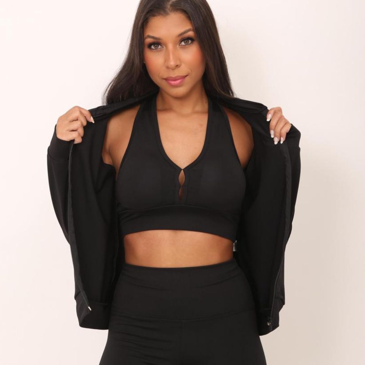 Conjunto fitness preto com blusa e top