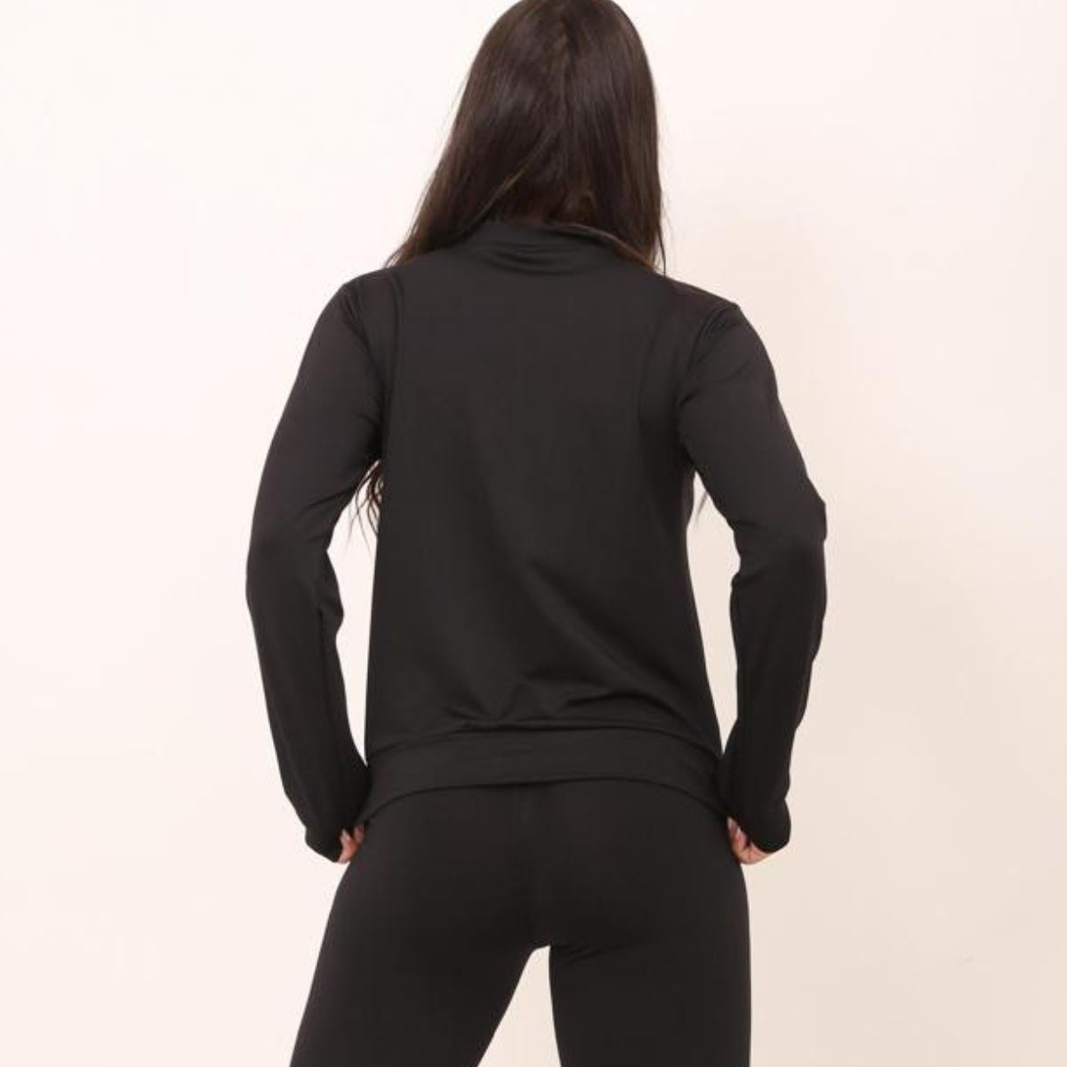 Conjunto fitness preto com blusa e top