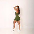 Conjunto verde de shorts com top