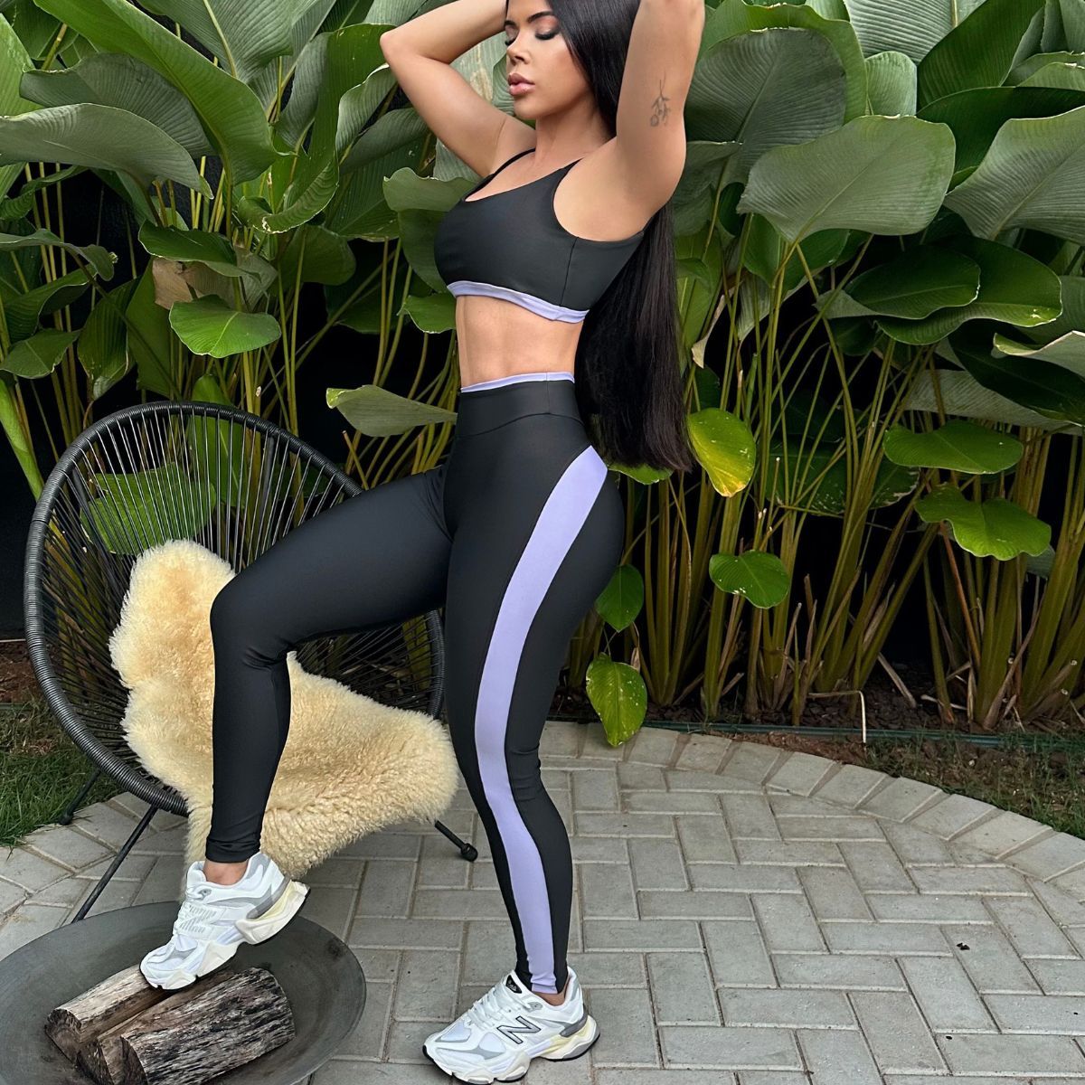 Conjunto fitness preto com top e legging