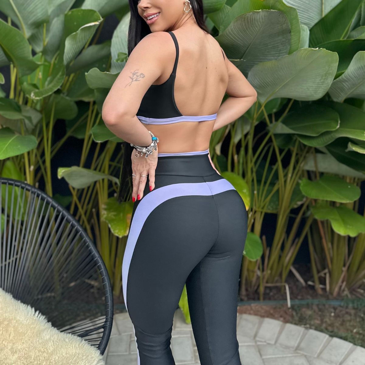 Conjunto fitness preto com top e legging