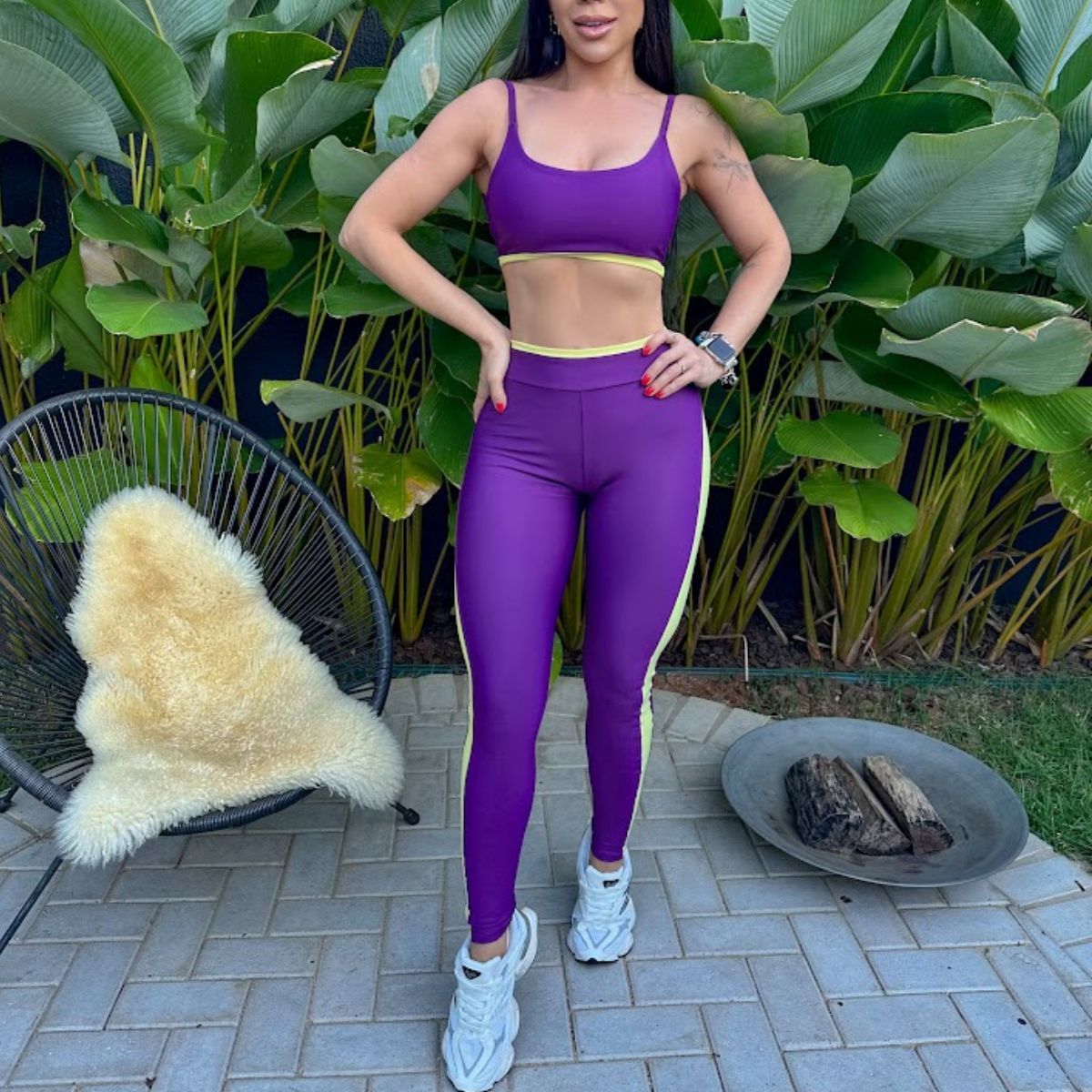 Conjunto fitness roxo com top e legging