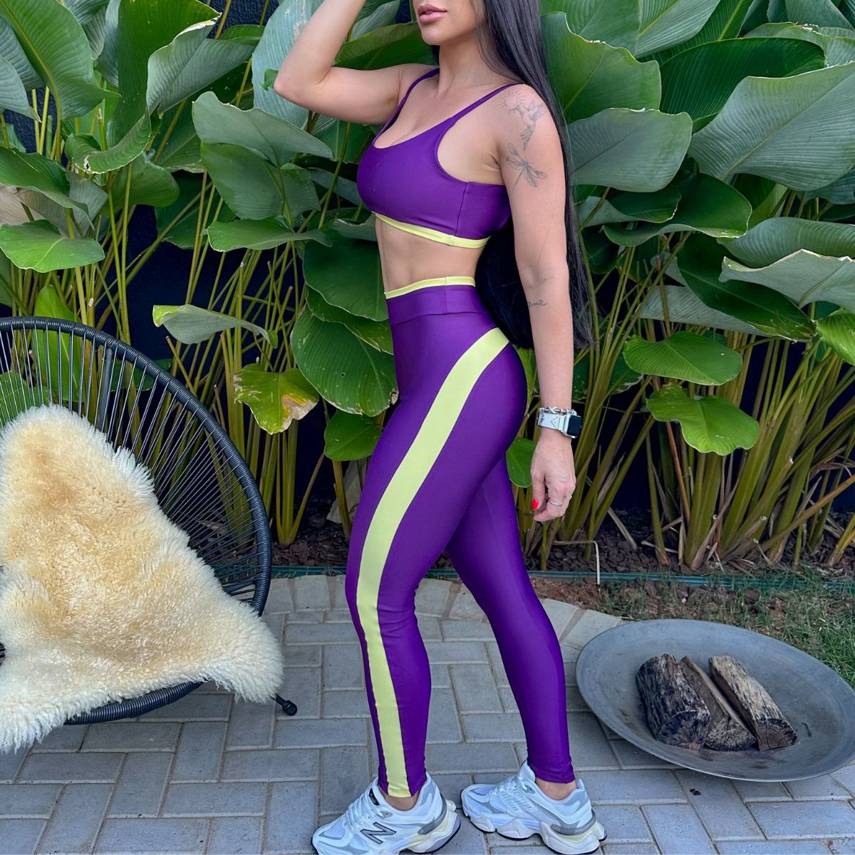 Conjunto fitness roxo com top e legging