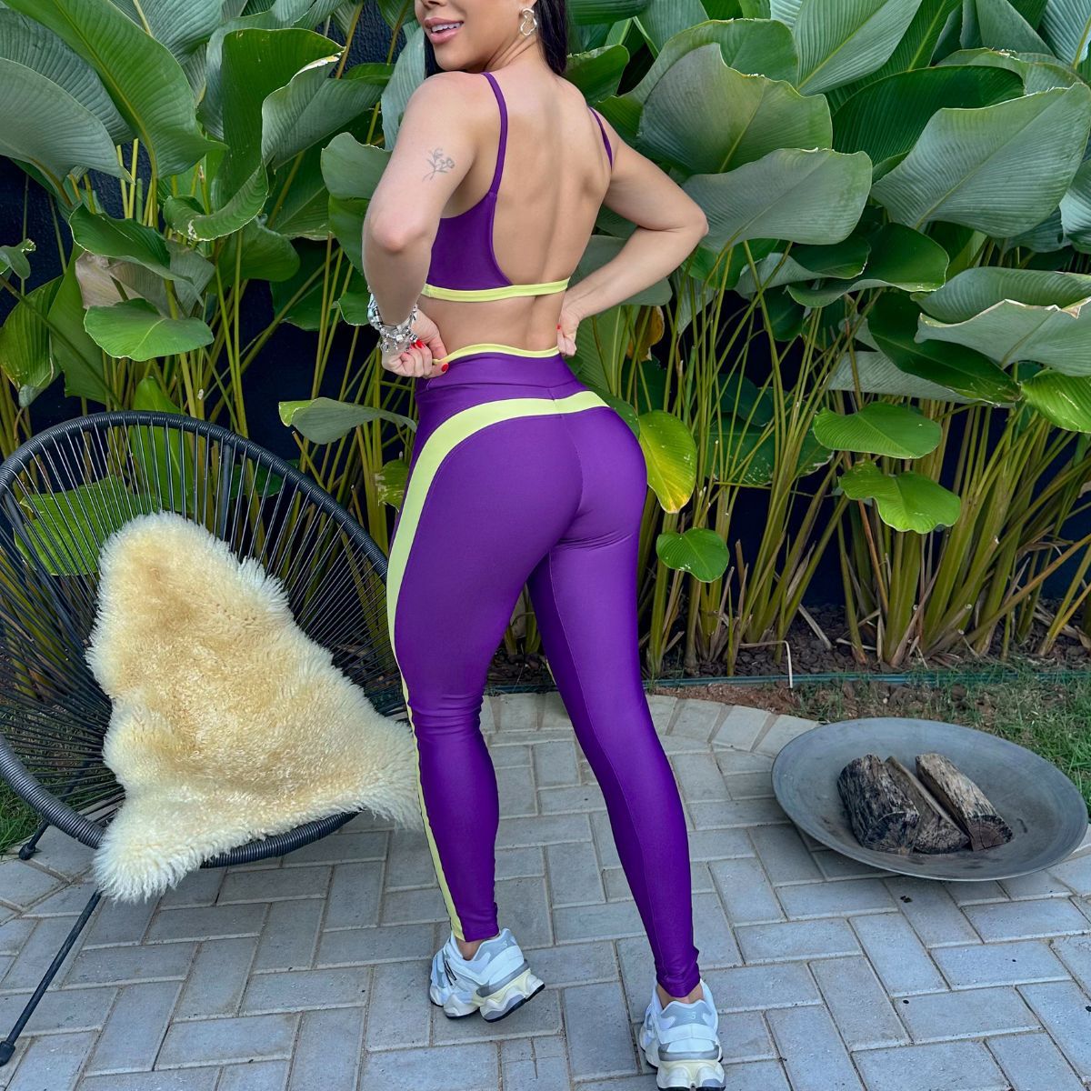 Conjunto fitness roxo com top e legging