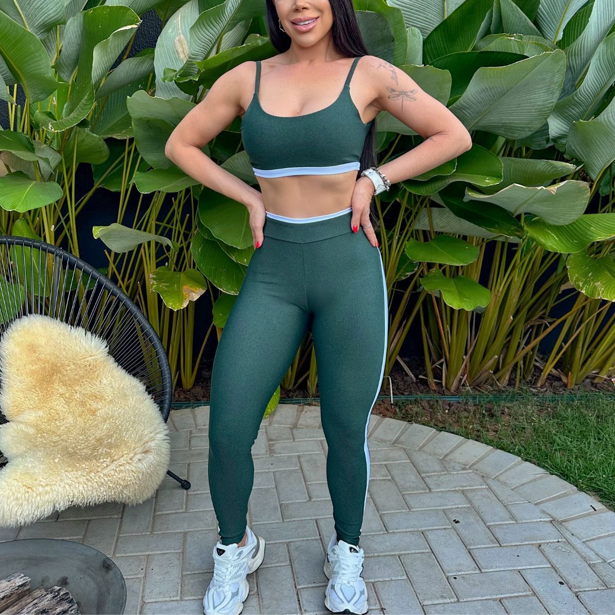 Conjunto fitness verde com top e legging
