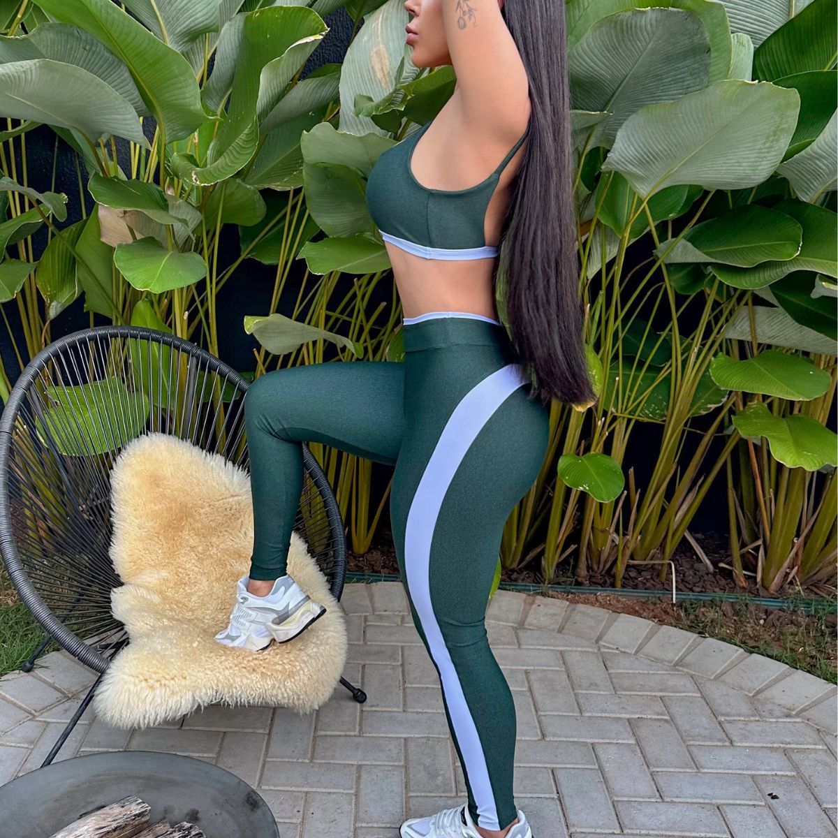 Conjunto fitness verde com top e legging