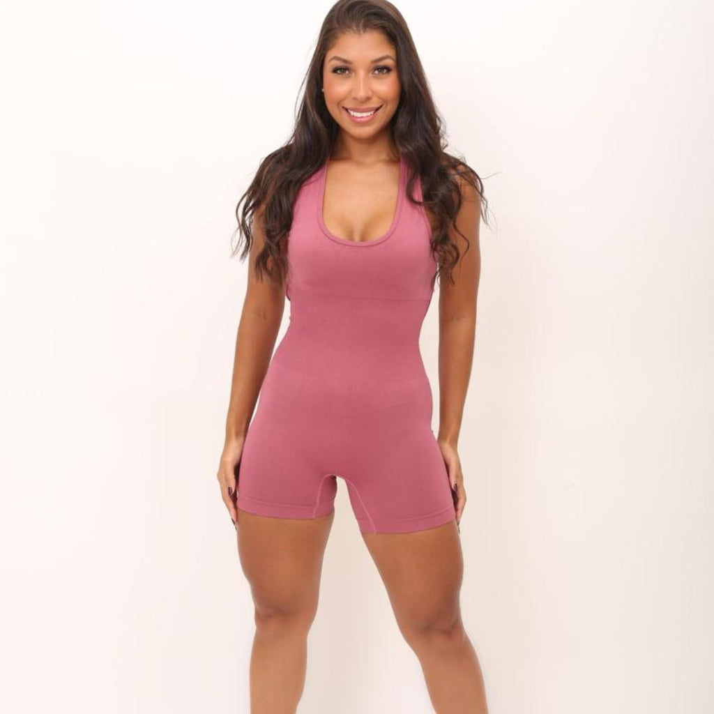 Macaquinho Shorts rosa escuro com costas aberta